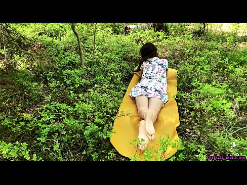 ❤️ Vreemdeling op Tinder Masturbeert mijn poesje en neukt hartstochtelijk in het bos Fuck video at us