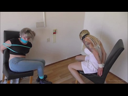 ❤️ Verslaafd / vastgebonden en de mond gesnoerd / jonkvrouw in nood Fuck video at us