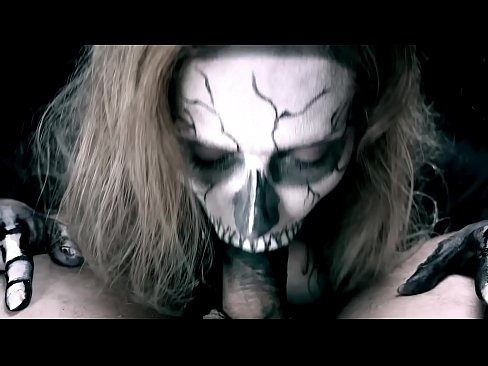 ❤️ Demon girl zuigt pik met haar zwarte mond en slikt sperma. Fuck video at us
